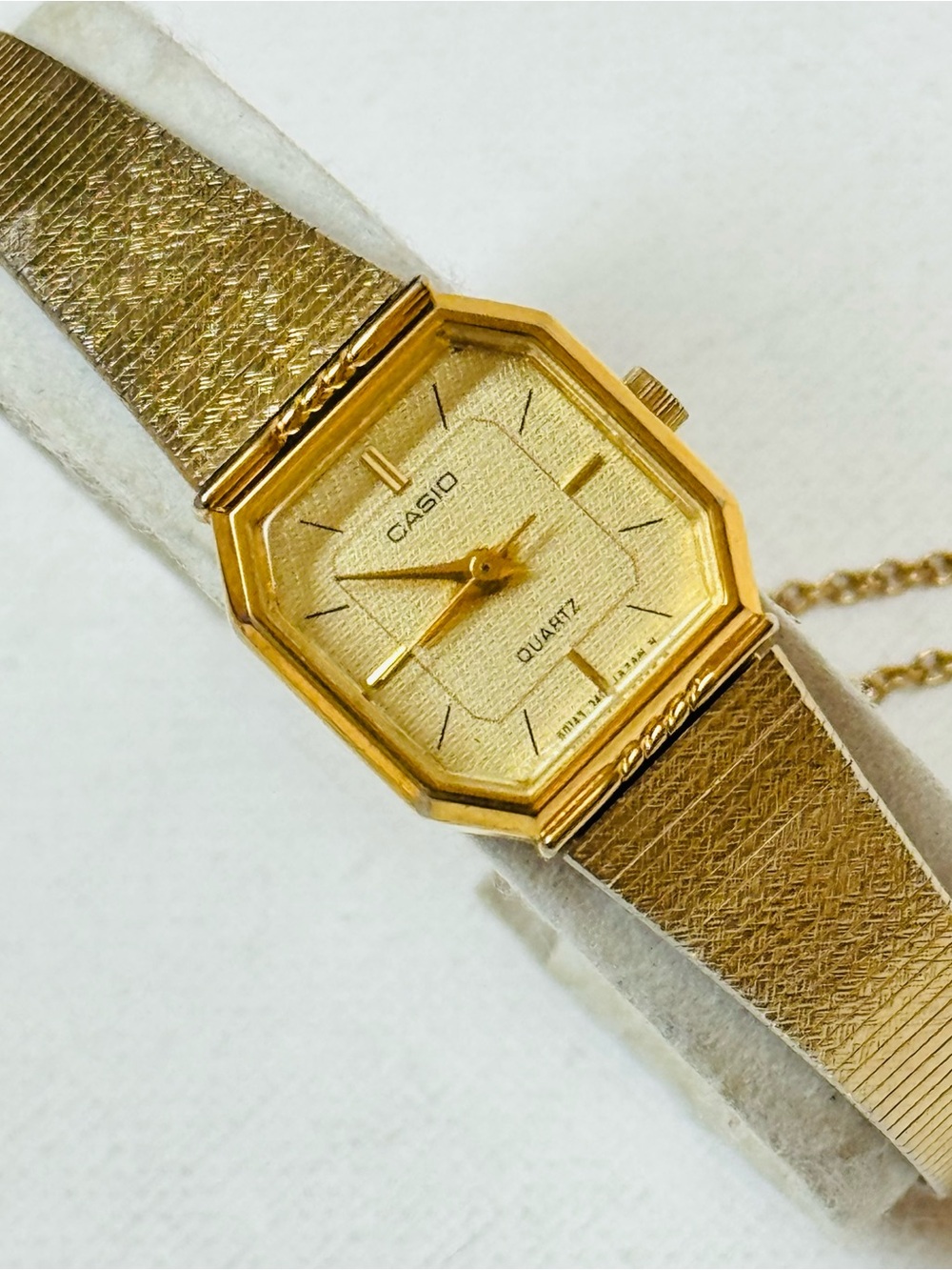 Vintage Casio Women's Elegant Cut Corner Watch Gold Bracelet 319 LQ-811G